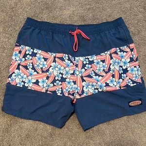 Vineyard Vines mens XL swim trunks